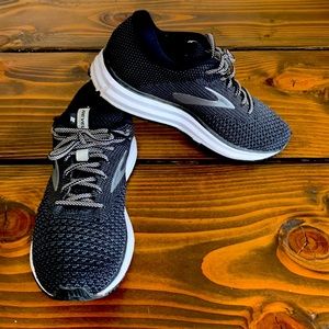 Brooks Revel 2 size 8.5 Black & Silver knit upper